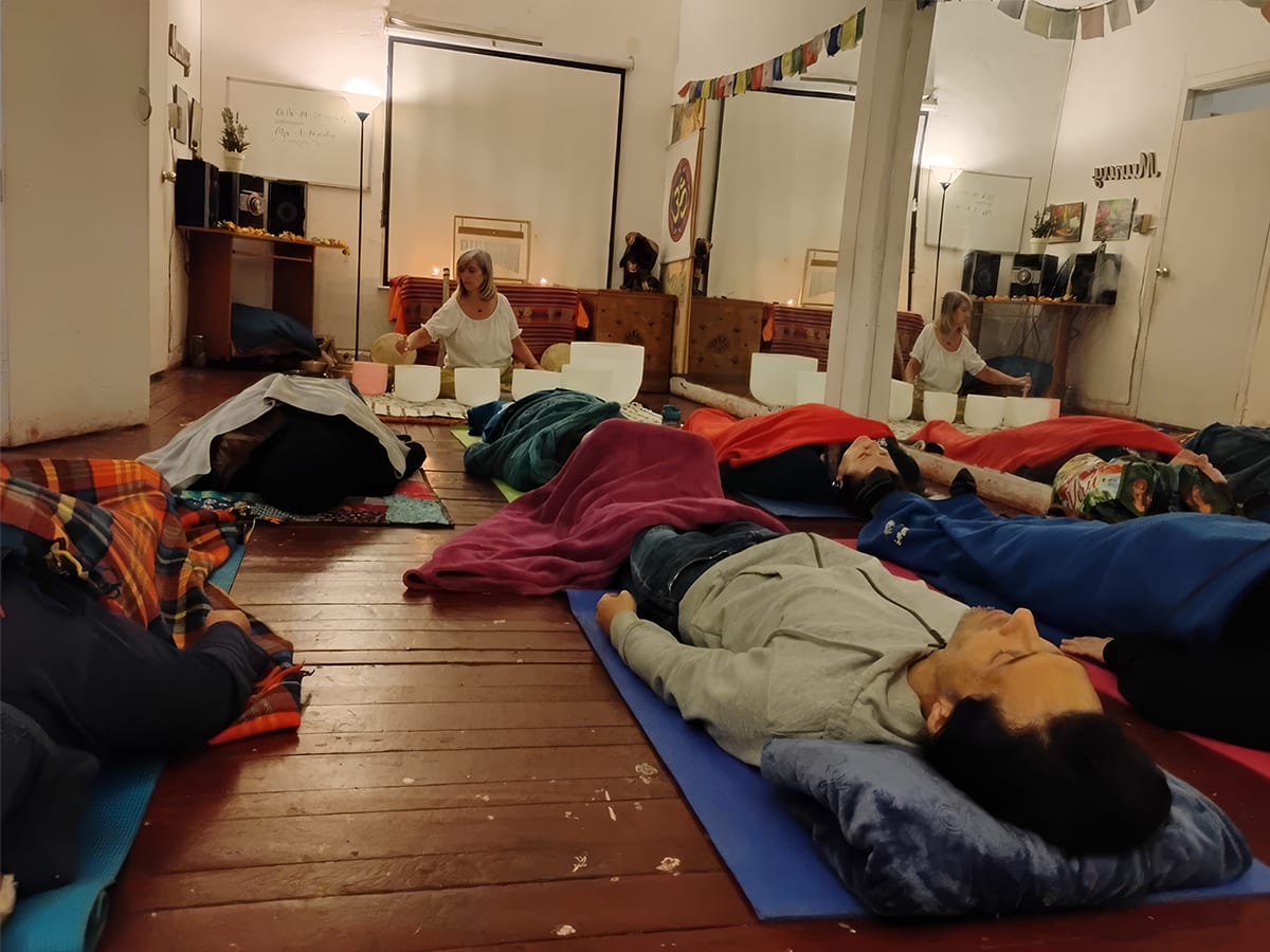 Ambiente de una sesión de sonoterapia · Ecos Sonoterapia Santiago