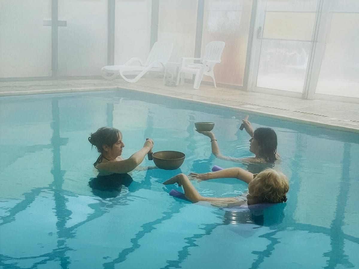 Sonoterapia acuática · Cuencos sobre agua